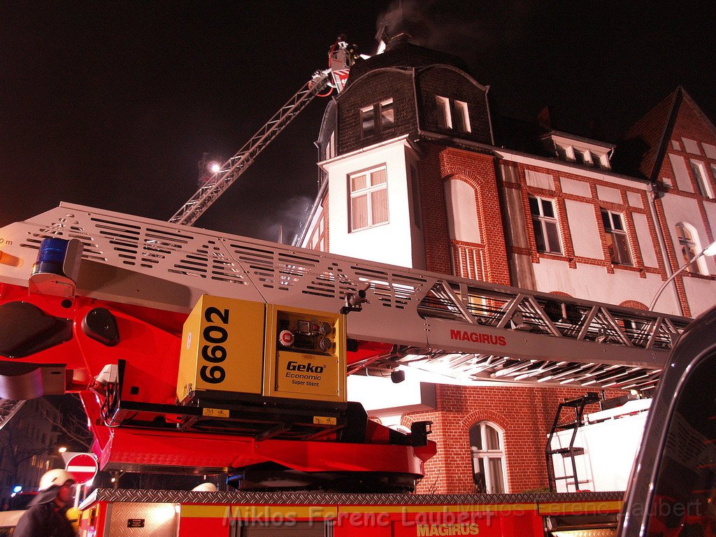 Feuer 3 Dachstuhlbrand Koeln Muelheim Gluecksburgstr P161.JPG